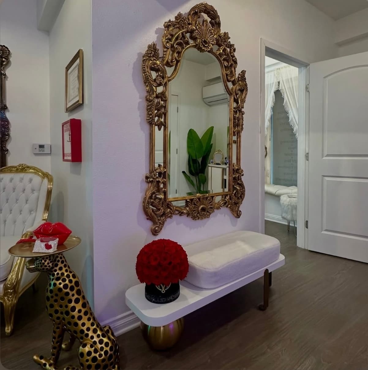 Nurse Allie suite mirror and bench